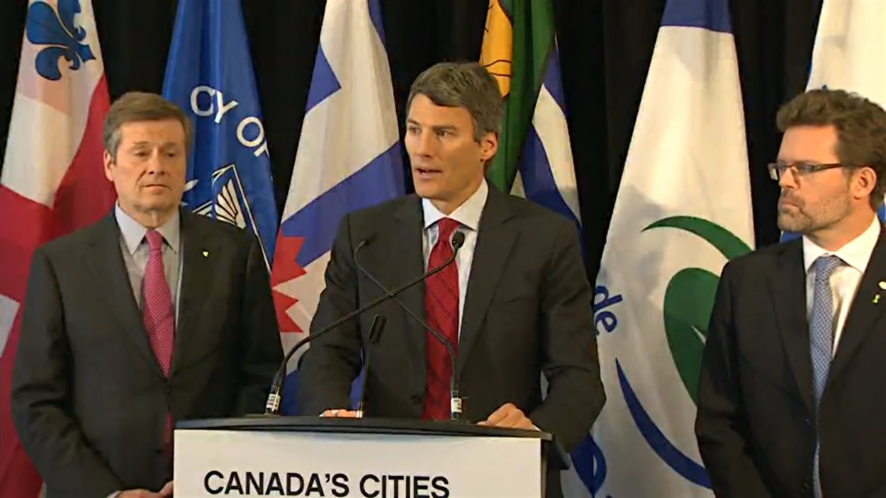 Les maires de 19 grandes villes canadiennes sont réunis à Toronto : de gauche à droite les maires John Tory (Toronto), Gregor Robertson (Vancouver) et Maxime Pedneaud-Jobin (Gatineau)