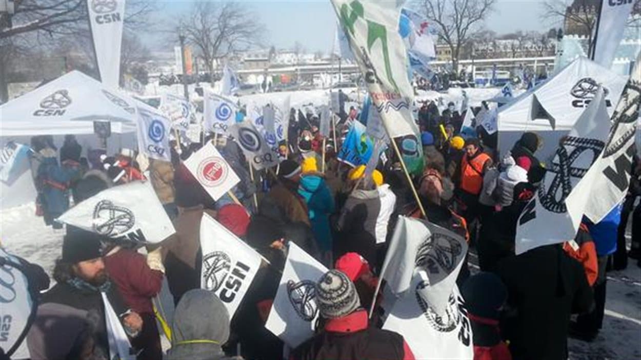 Quelque 200 manifestants sont présents devant l'Assemblée nationale.