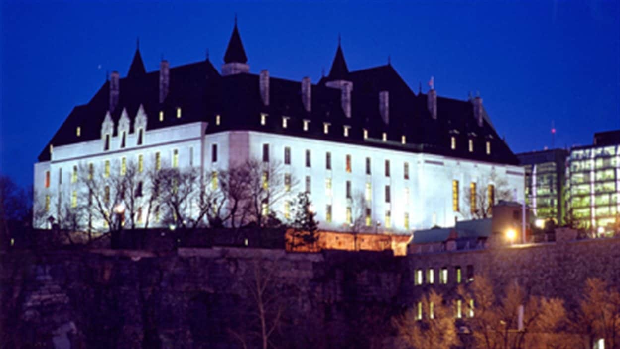 Vue de nuit de l'édifice de la Cour suprême du Canada depuis la rivière des Outaoua