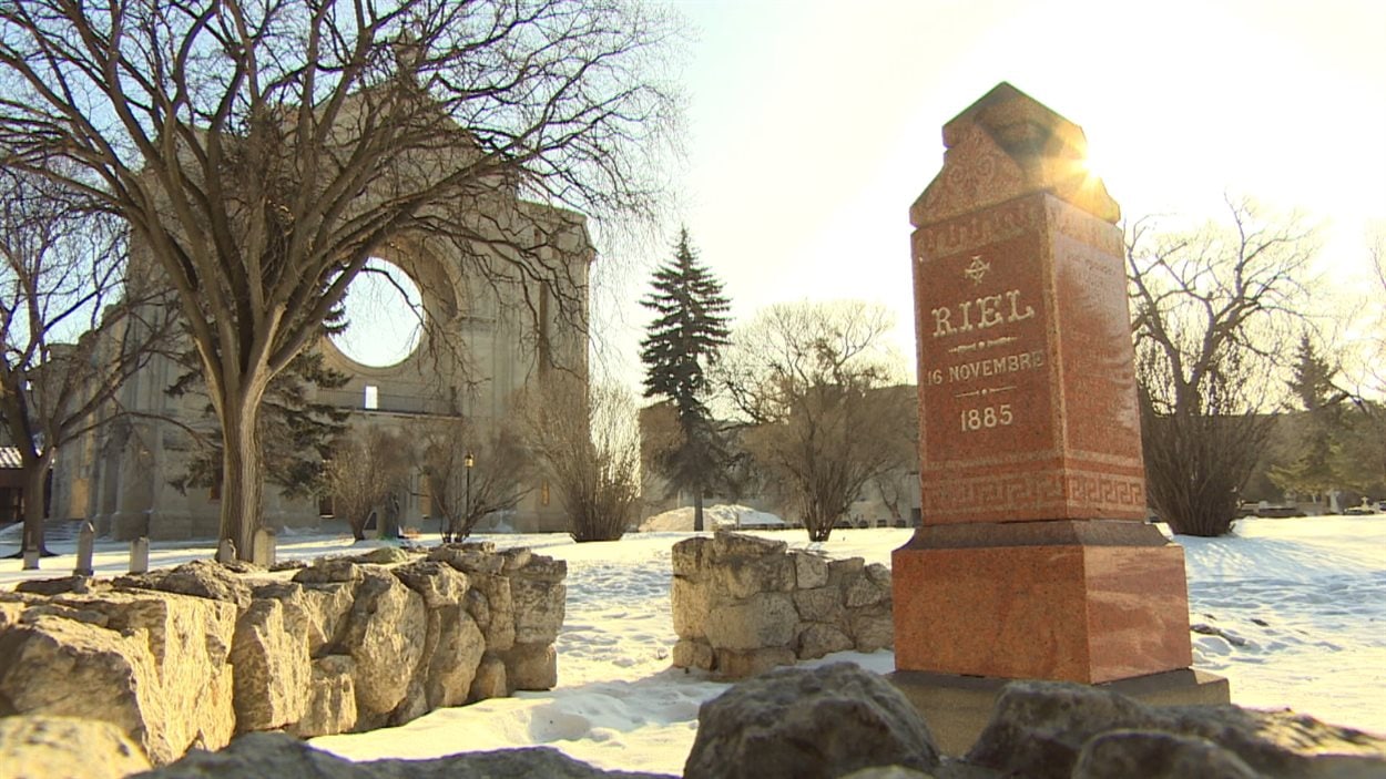 La tombe de Louis Riel dans le cimetière de Saint-Boniface est devenue un lieu de pèlerinage pour la communauté métisse.