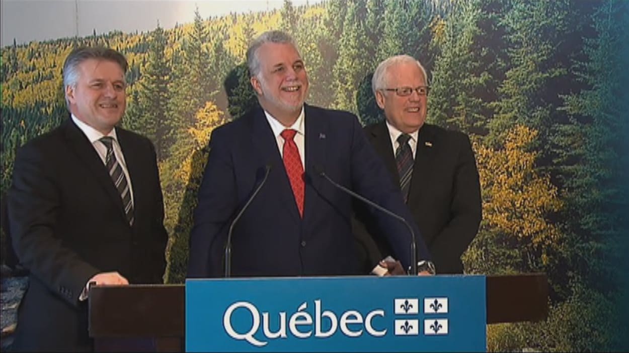Le ministre de la Forêt, Laurent Lessard, le premier ministre Philippe Couillard et le député de Dubuc, Serge Simard