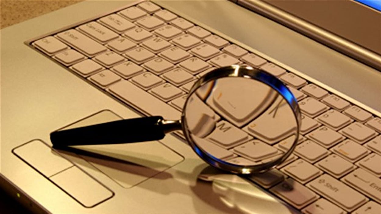Loupe sur un ordinateur