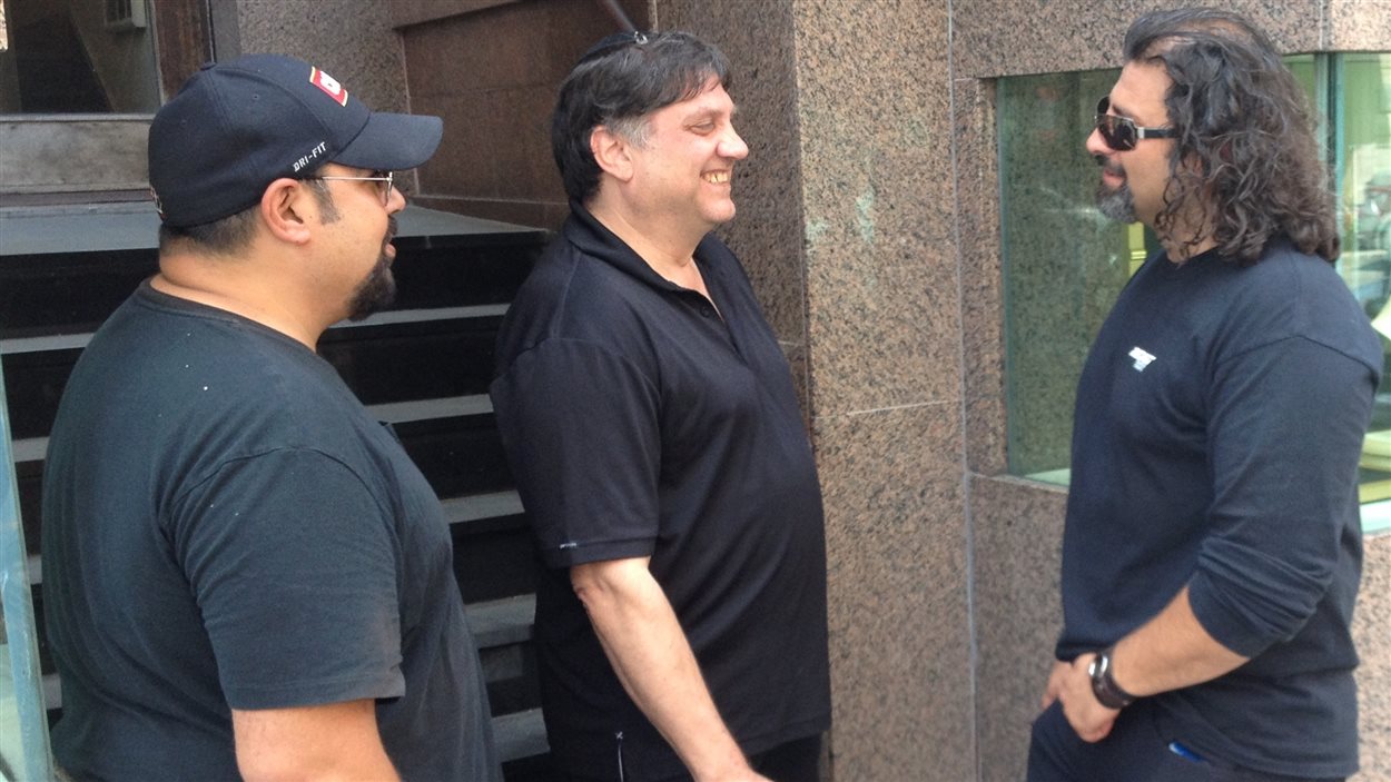 Meir Weinstein, le président de la Ligue de défense juive canadienne (au centre), était à Montréal à l'été 2014, avec deux gardes du corps.
