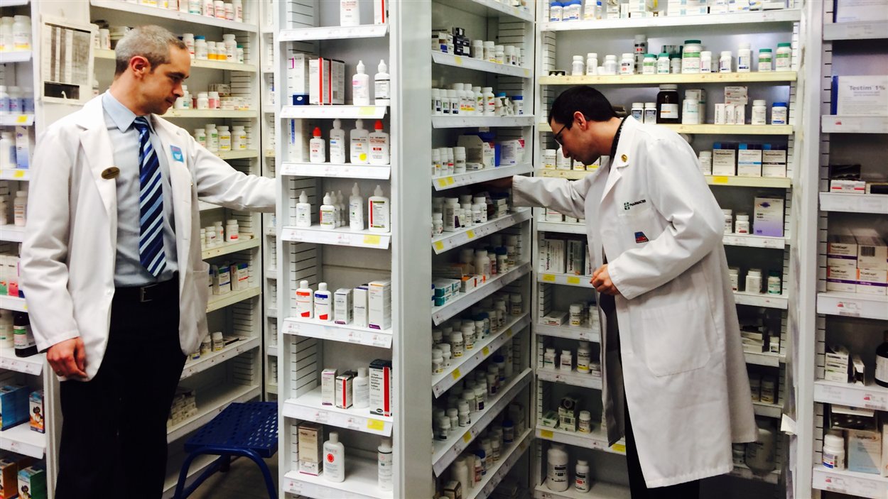 Des pharmaciens au travail