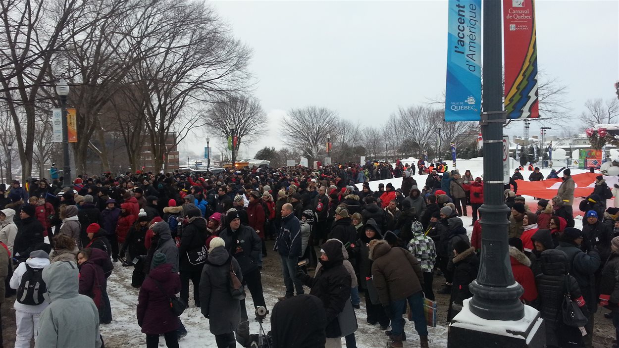 Plusieurs centaines de personnes sont présentes pour dénoncer les politiques d'austérité du gouvernement Couillard.