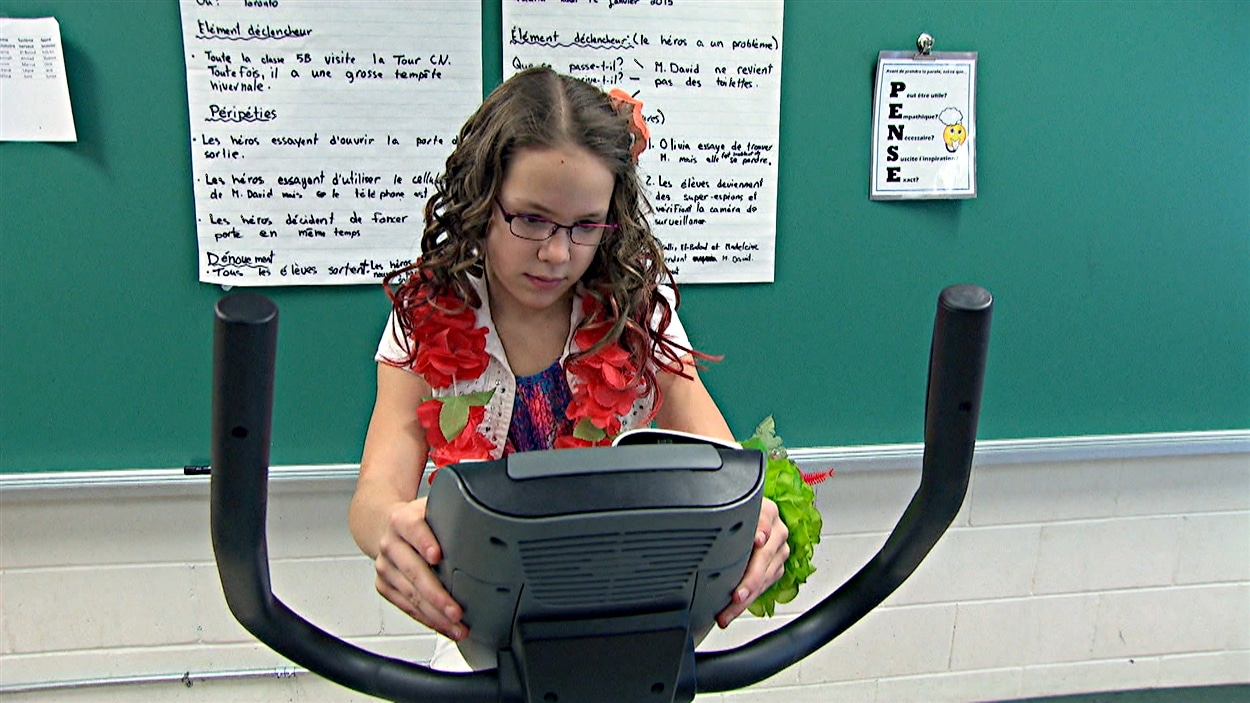 Nicole Paunescu, qui est en 5e année à l'École Jeanne-Sauvé, apprécie pouvoir pédaler dans la classe.