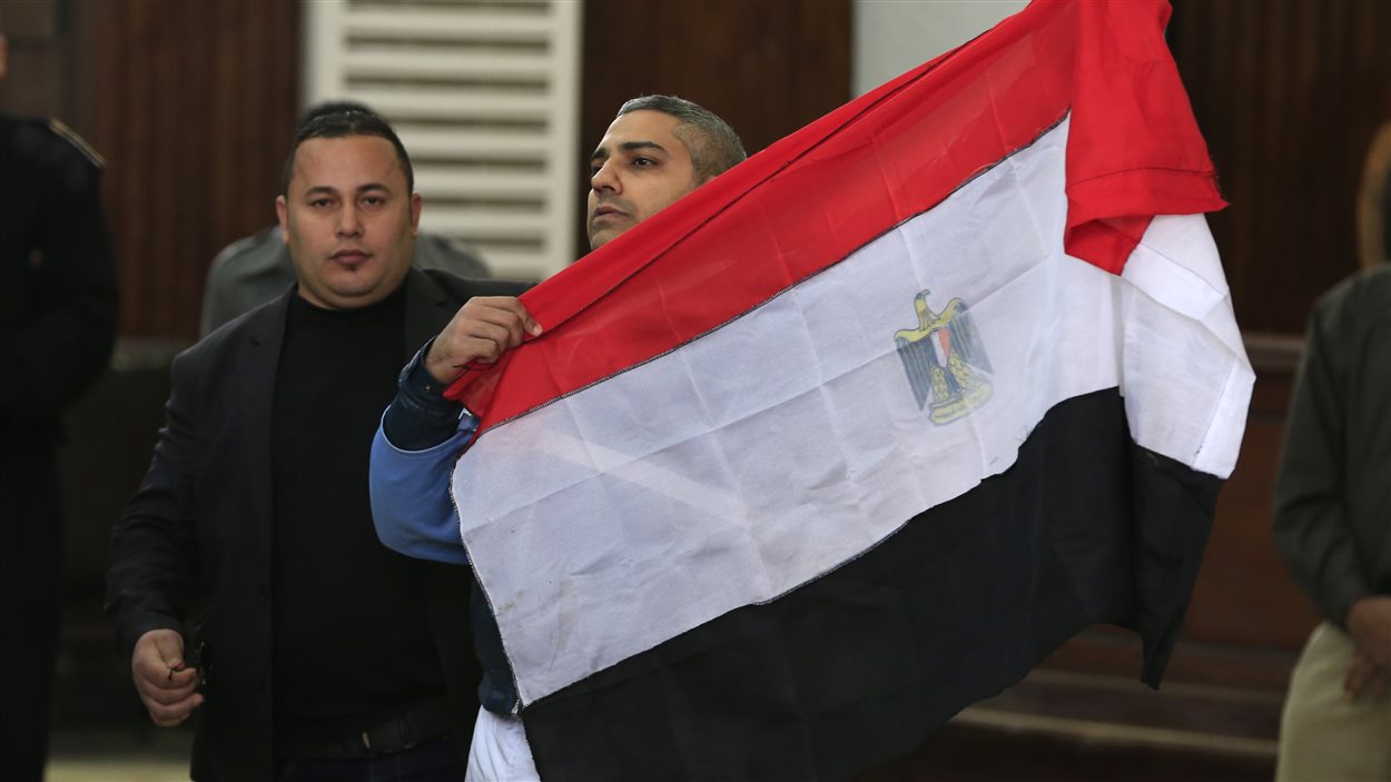 Mohamed Fahmy brandit le drapeau égyptien en cour. 