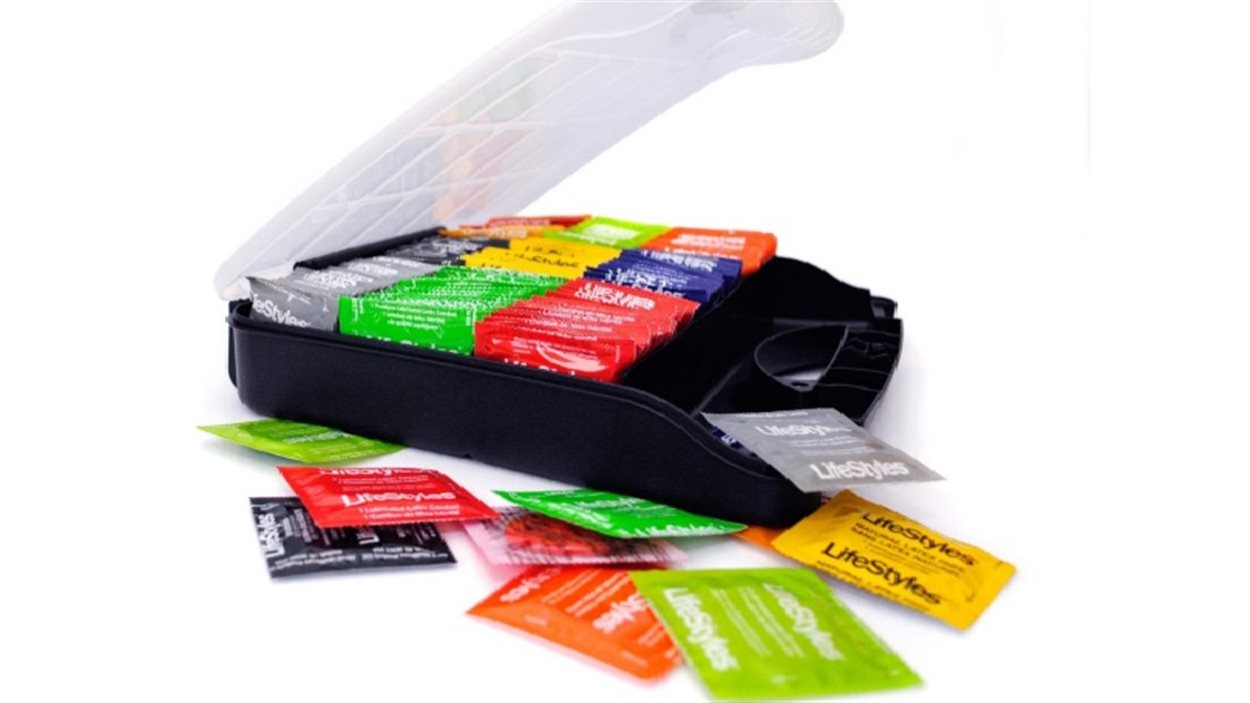 Présentoir à condoms distribué aux intervenants