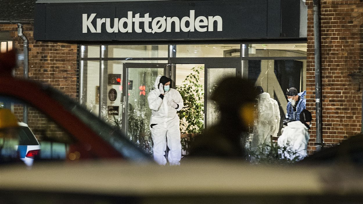 Le café Krudttoenden, situé dans le nord de Copenhague, présentait une conférence dont le titre était « L'art, le blasphème et la liberté d'expression » lorsque des coups de feu ont retenti.
Le café Krudttoenden, situé dans le nord de Copenhague, présentait une conférence dont le titre était « L'art, le blasphème et la liberté d'expression » lorsque des coups de feu ont retenti.
