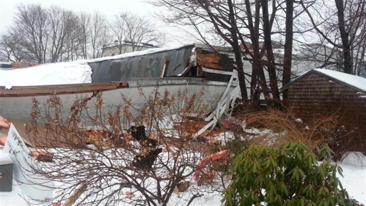 Le toit du club de curling d'Halifax s'effondre RadioCanada
