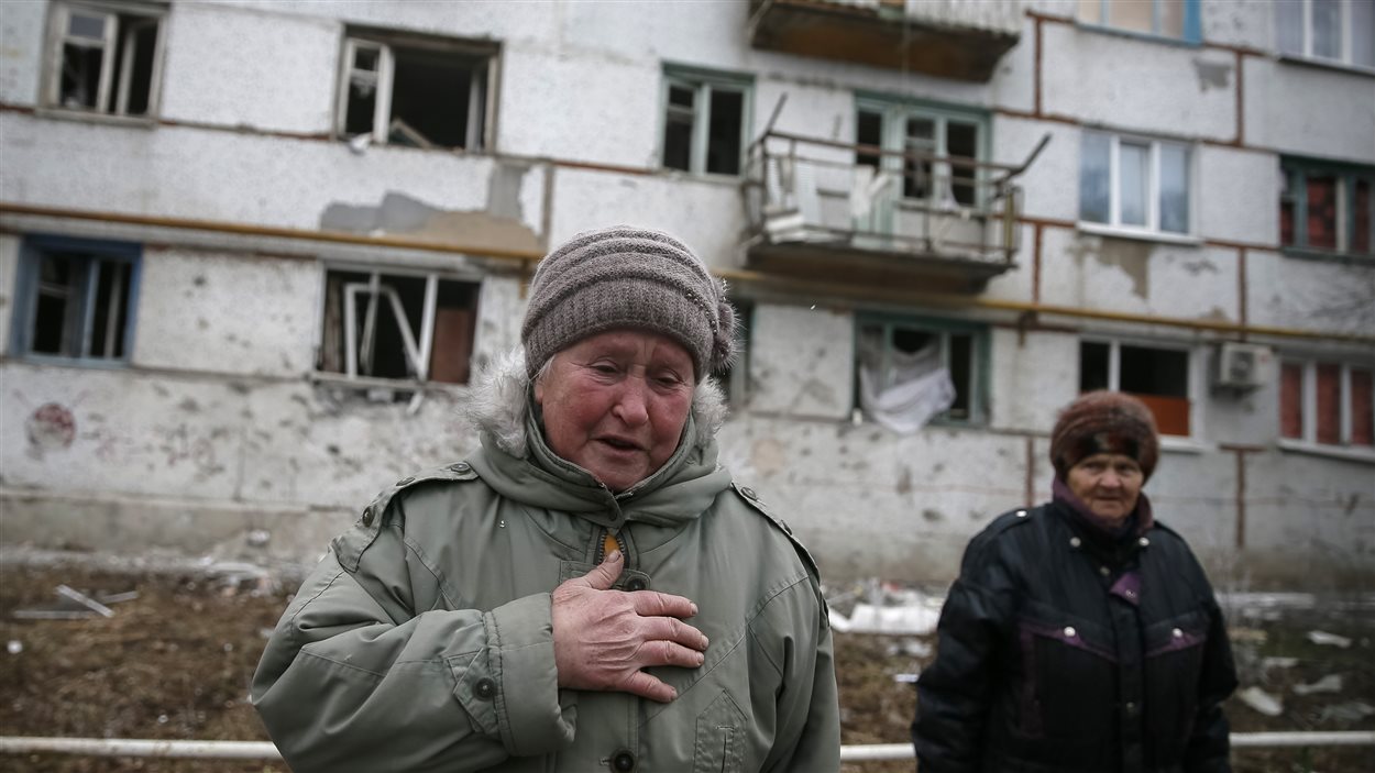 Des résidentes de Svitlodarsk, dans l'est de l'Ukraine, profitent du cessez-le-feu pour sortir de chez elles, après plusieurs jours de combats nourris.