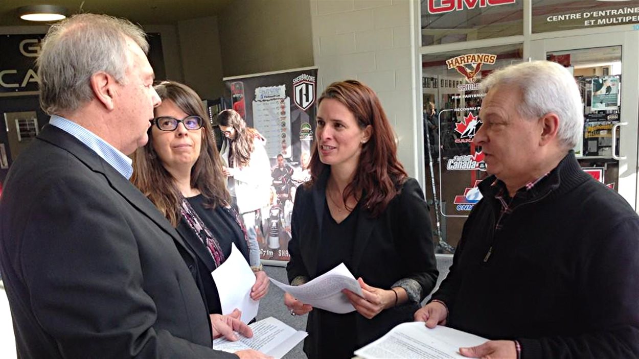 Pierre Tardif, Hélène Dauphinais, Annie Godbout et Jean-François Rouleau, conseillers municipaux mécontents à Sherbrooke.