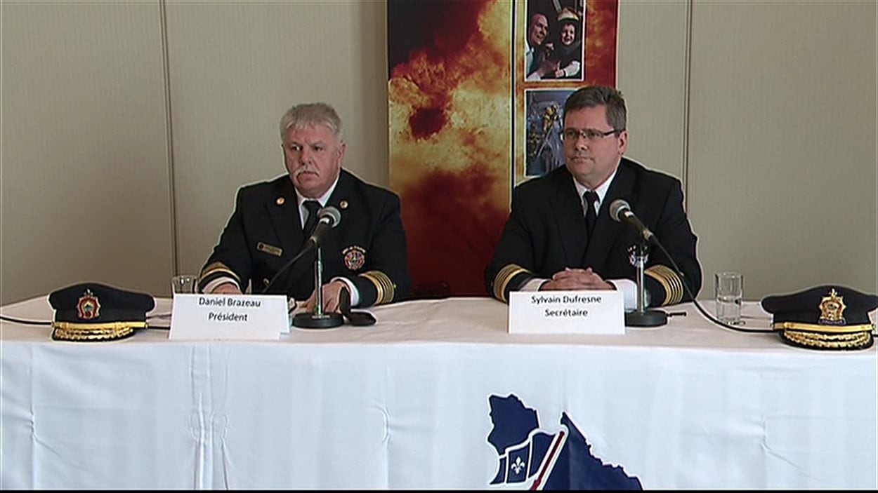 Le président de l'Association des chefs en sécurité incendie du Québec, Daniel Brazeau, accompagné du secrétaire de l'organisme, Sylvain Dufresne.
