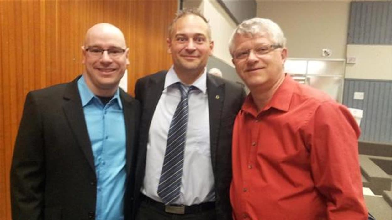 Les trois nouveaux élus d'Amos : Robert Julien (conseiller, siège 3), Sébastien D'Astous (maire), Yvon Leduc (conseiller, siège 1)