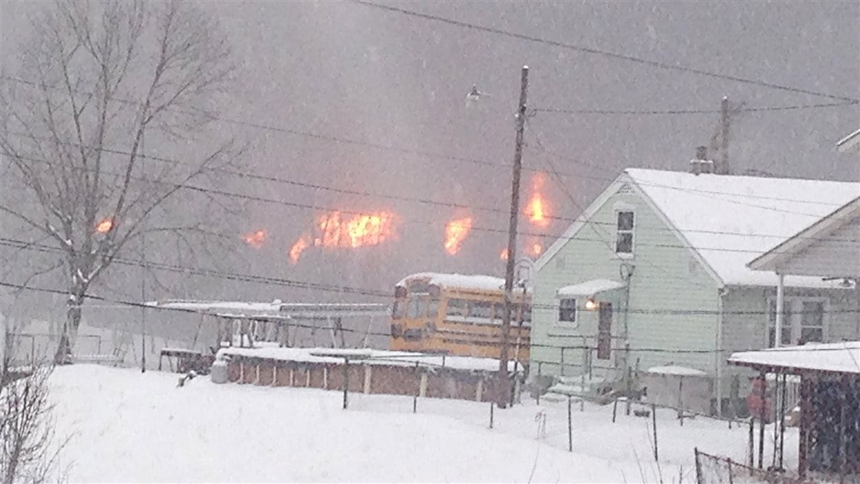 Un incendie fait rage près de Charleston en Virginie occidentale. Des résidents ont dû être évacués.