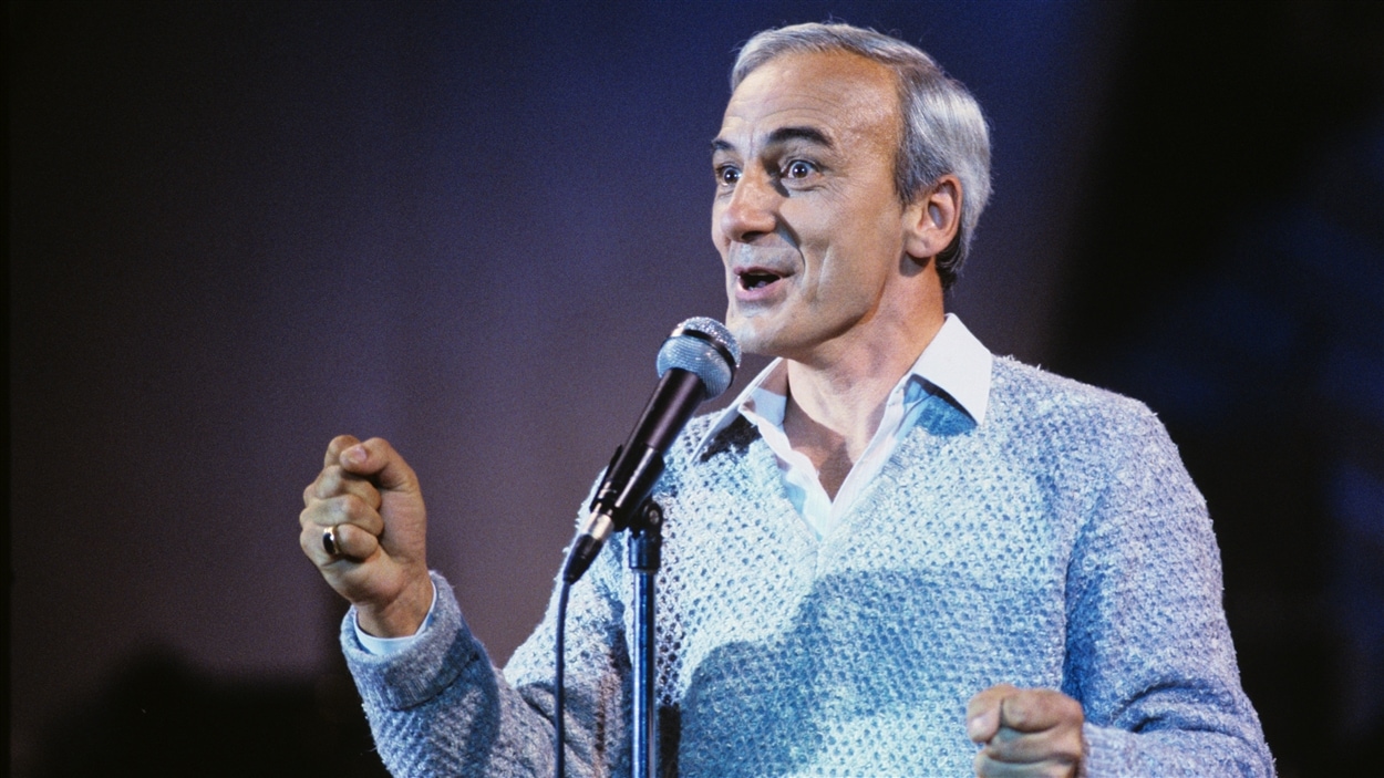 Sur la scène du Spectrum de Montréal,
Yvon Deschamps divertit le public de l'émission « Samedi de rire » en 1985.