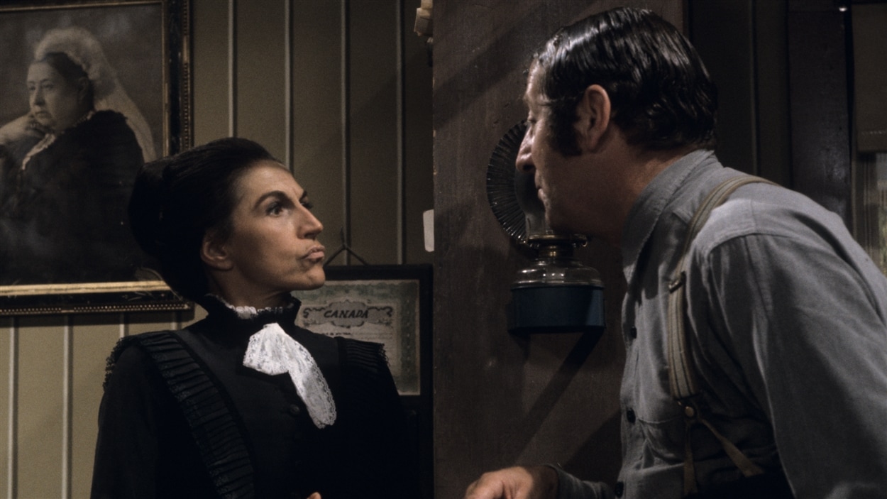 Prudence Pothier (Janine Sutto) répond à Séraphin Poudrier (Jean-Pierre Masson). Image du téléroman « Les belles histoires des pays » en 1967.