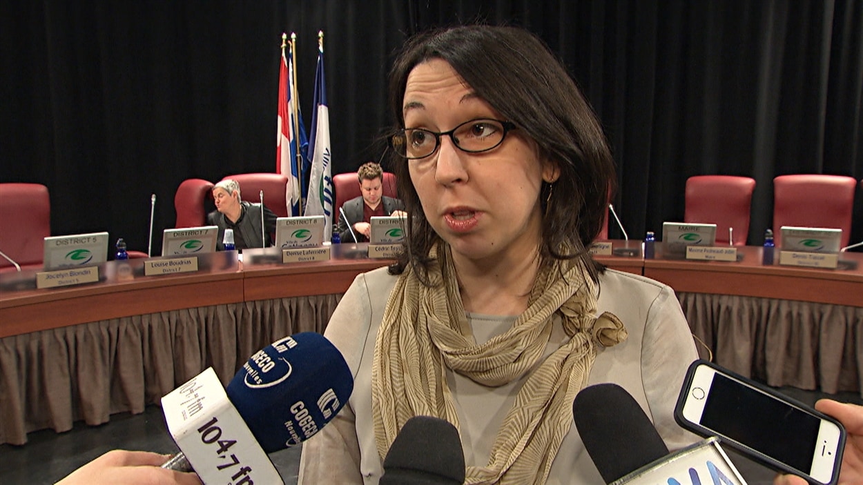 La conseillère du district de Pointe-Gatineau, Myriam Nadeau, s’adresse aux médias, après la réunion du conseil municipal de Gatineau du 17 février 2015.