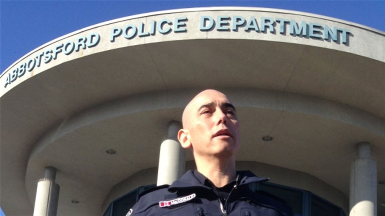 Le porte-parole de la police d'Abbotsford, Ian MacDonald, s'adresse aux médias au sujet de l'enquête qui vise un certain nombre d'agents.