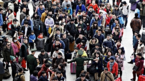 De nombreux Chinois attendent leur train dans une station de Shanghai, avant le nouvel an chinois