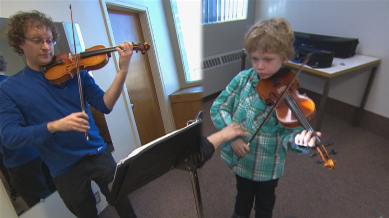 Richard Garneau joue du violon avec son fils, Francis