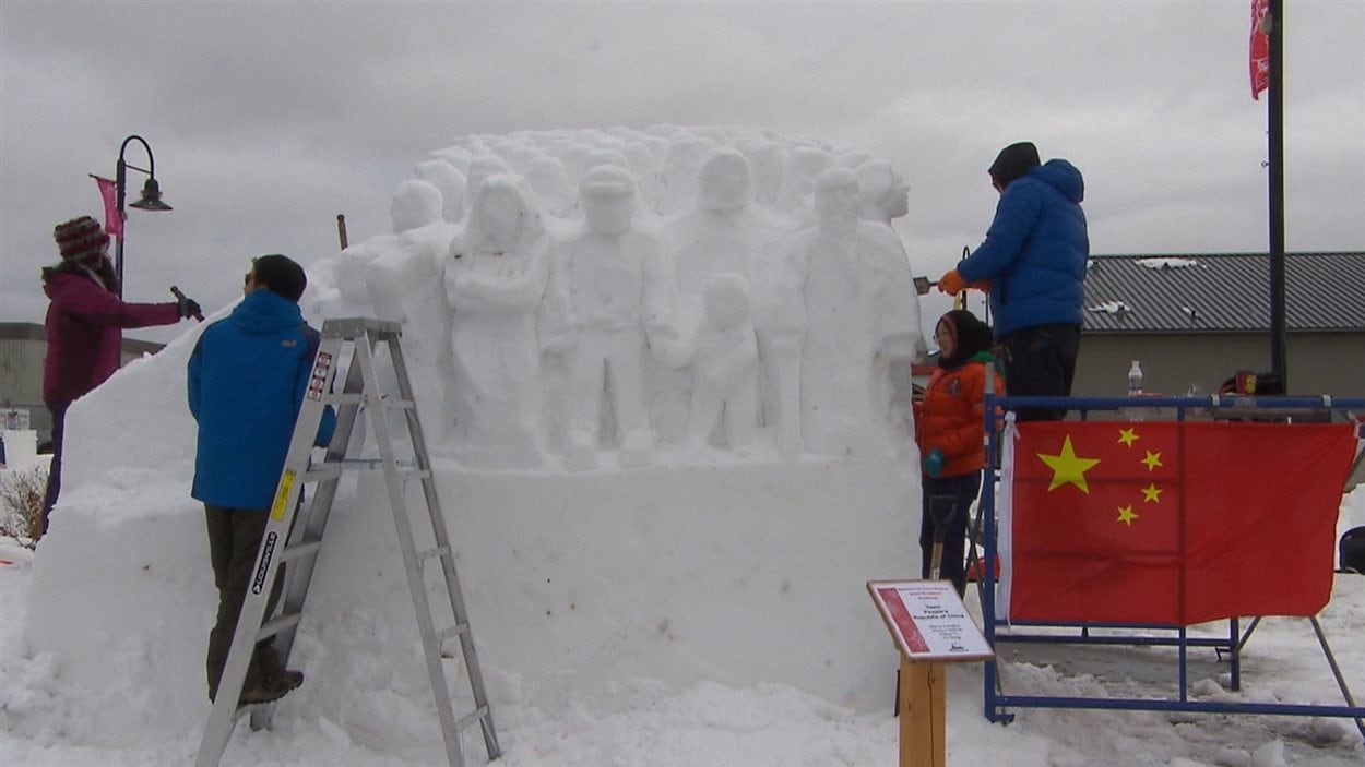 Les équipes de sculpteurs de neige représentent cette année le Yukon, le Japon, le Manitoba, la Chine (en photo), la Suède, l'Alaska, l'Estonie, les É-U/Canada/Mexique, et la Finlande