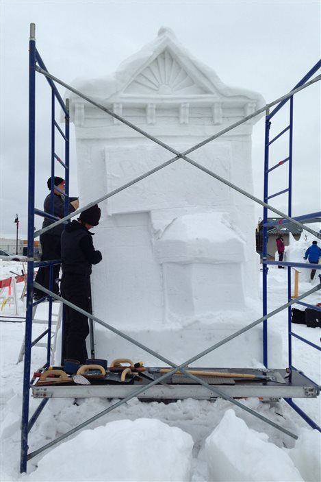 Rendez-Vous Sourdough : l'équipe de l'Alaska en sculpture sur neige