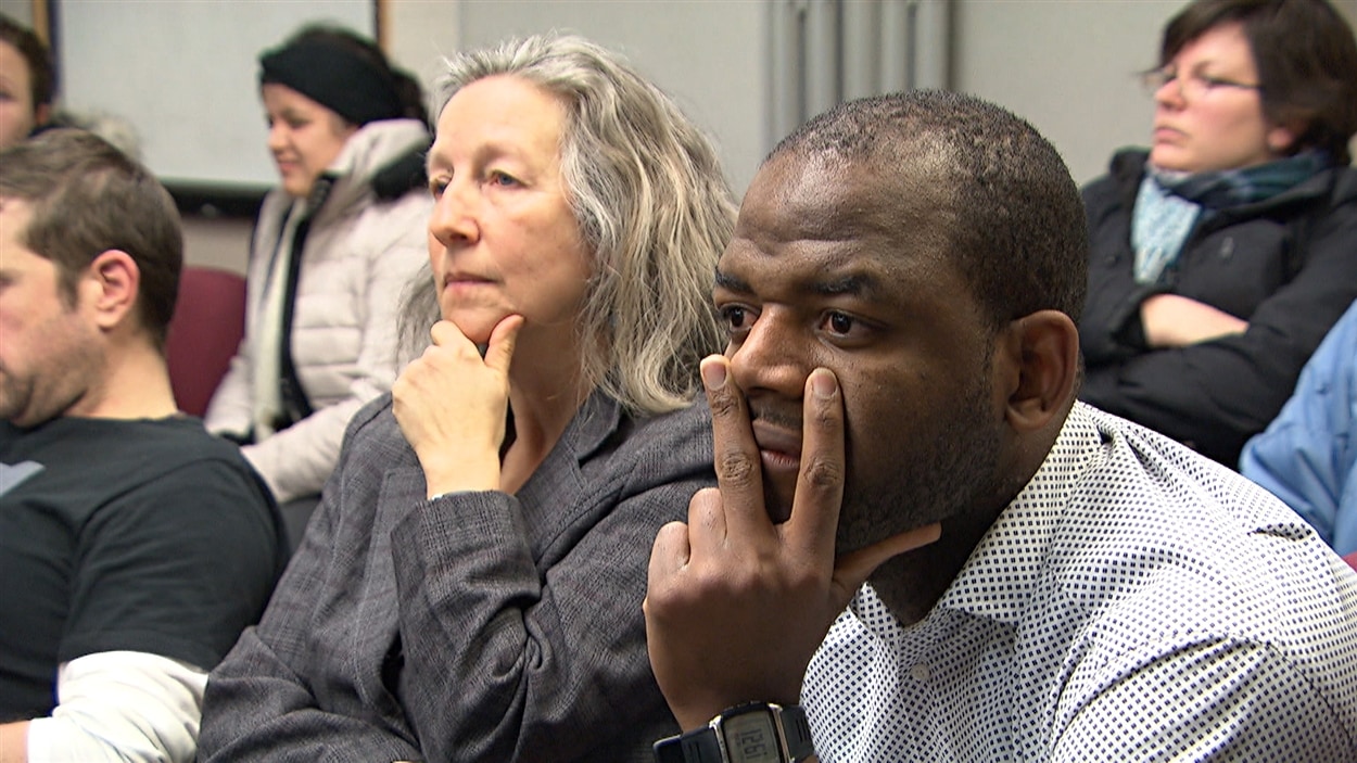 Quelques dizaines de personnes ont assisté à la rencontre du C. A. de l’Agence de la santé et des services sociaux de l’Outaouais, au cours de laquelle se jouait l’avenir du Centre d’aide 24/7, le 19 février 2015.