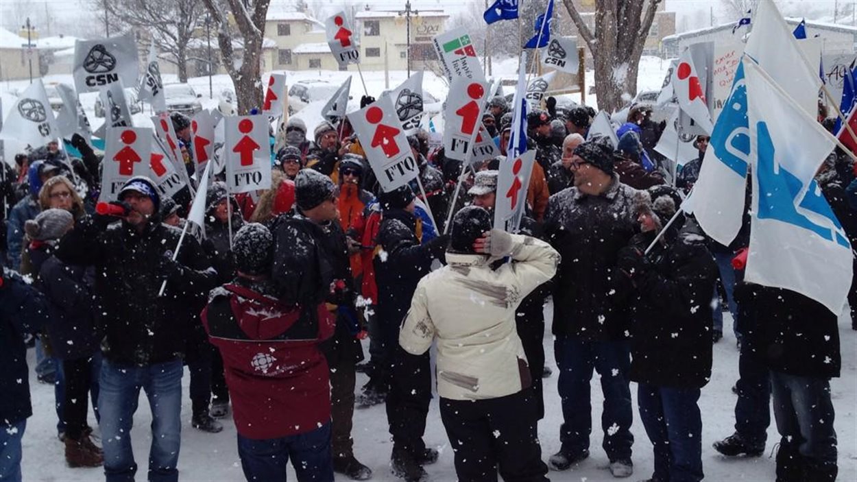 Des dizaines de manifestants attendaient Philippe Couillard, samedi, à Gatineau.