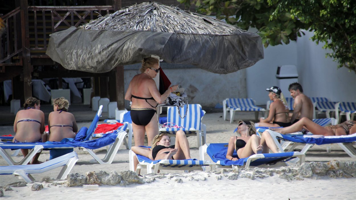 Touristes sur une plage de la République dominicaine.