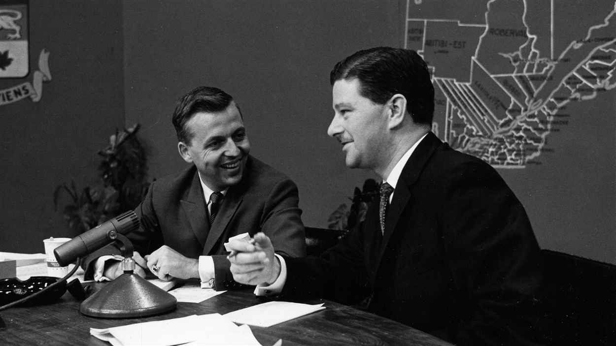 Le journaliste Wilfrid Lemoine s'entretient avec Paul Gérin-Lajoie, candidat libéral élu, en 1960.