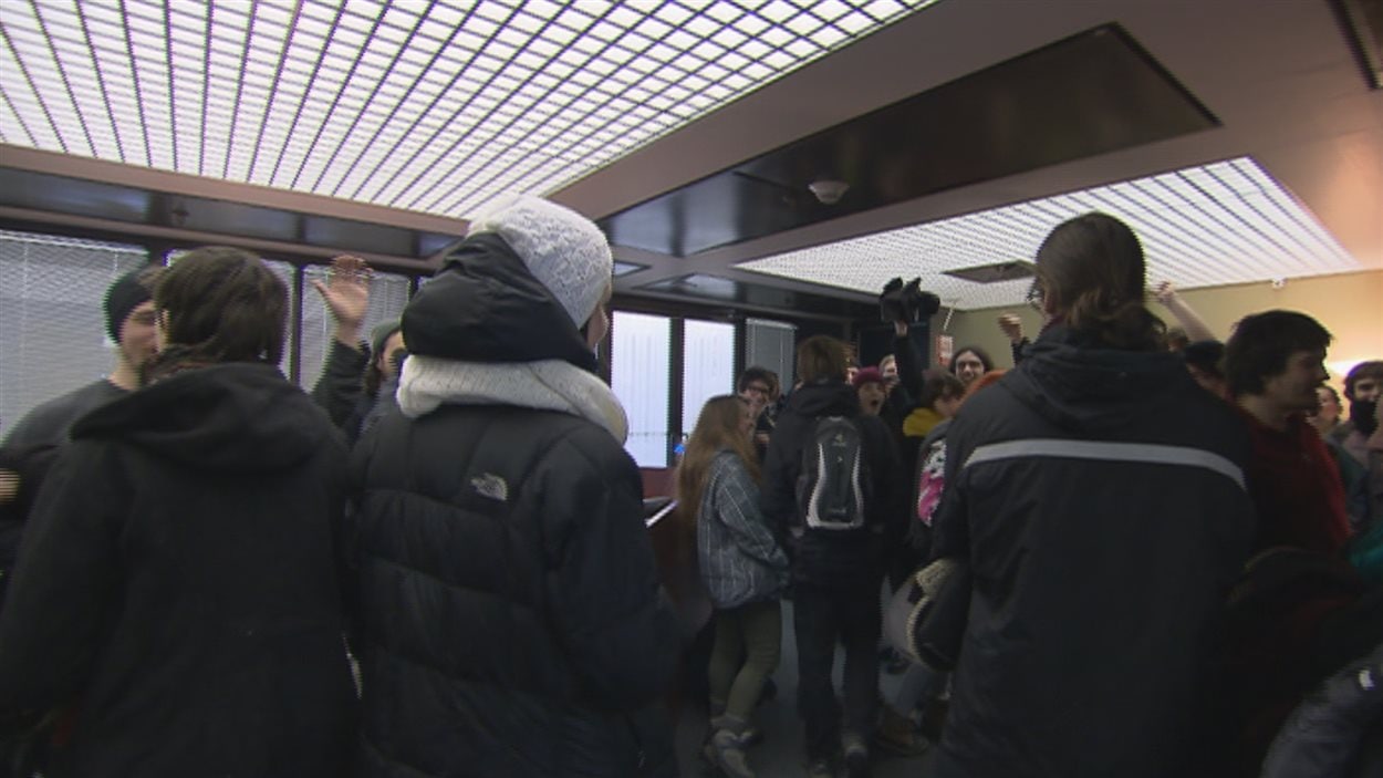 Des manifestants ont occupé les bureaux du ministre Bolduc.