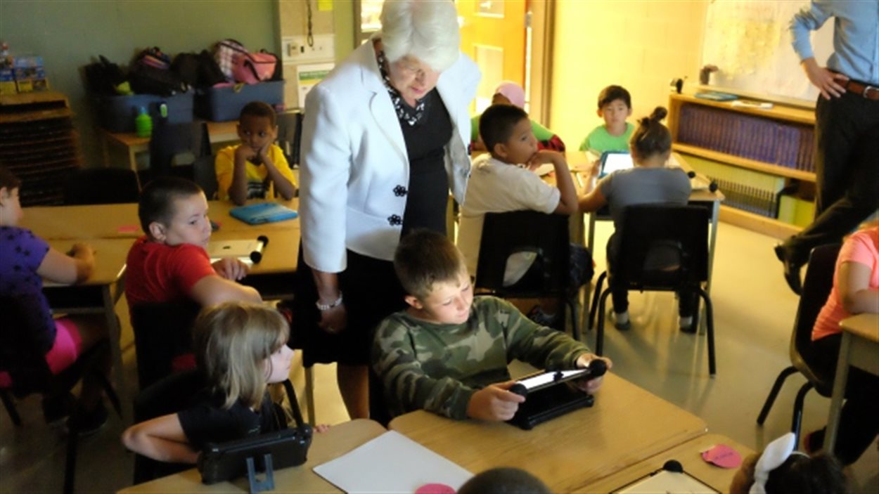 Liz Sandals en visite dans une classe de Hamilton