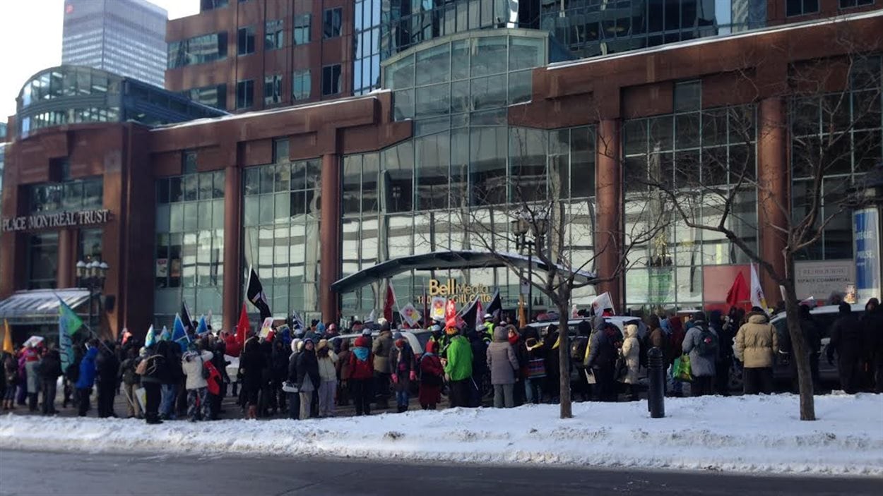 Des manifestants devant la place Montreal Trust