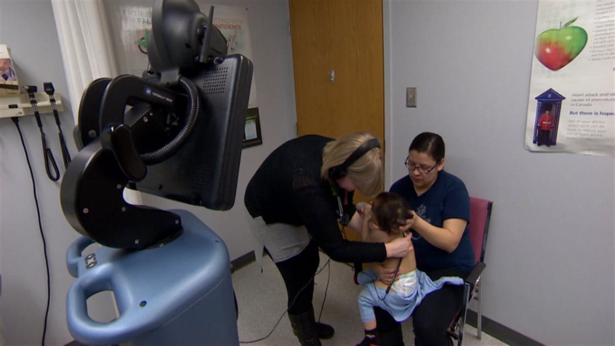 Grâce à ce robot, la Dre Tanya Holt peut diagnostiquer ce jeune enfant d'une communauté autochtone située à environ six heures au nord de Saskatoon.