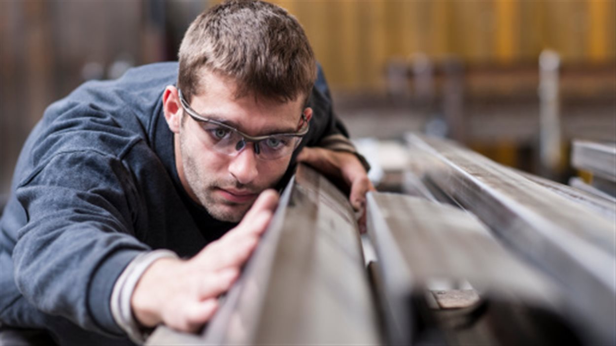 Un travailleur du secteur manufacturier
