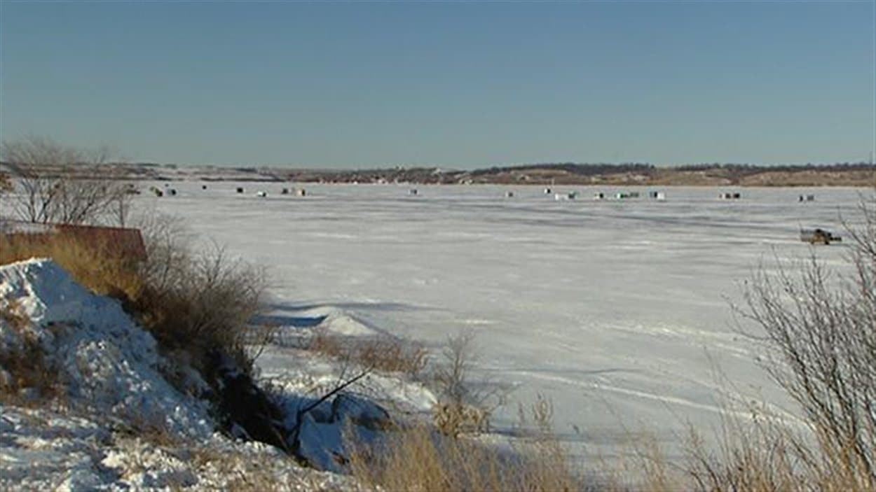 Les lacs du sud de la Saskatchewan restent gelés environ un mois de moins à cause du réchauffement climatique.