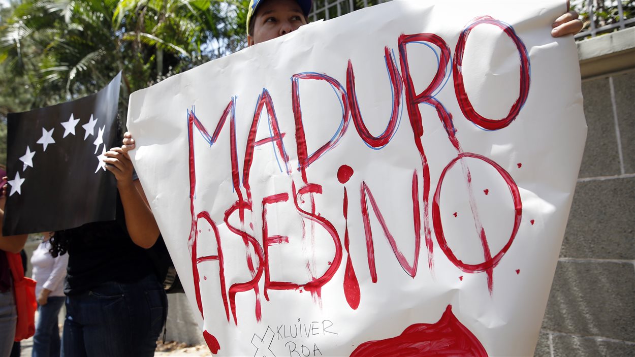 « Maduro, Assassin », peut-on lire sur l'affiche d'un manifestant qui visait à dénoncer la mort d'un adolescent de 14 ans lors d'une protestation anti-gouvernementale.