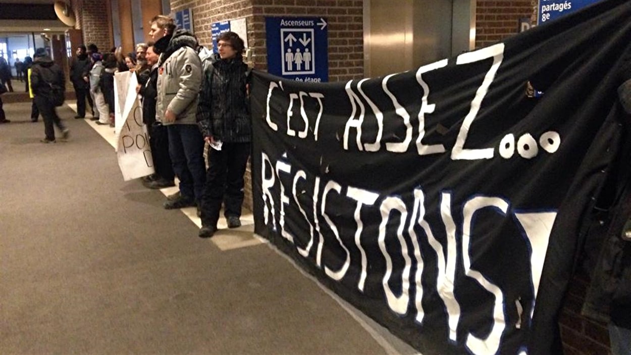 Les manifestants bloquent l'accès aux ascenseurs de l'édifice Jos-Montferrand. (2015-02-26)