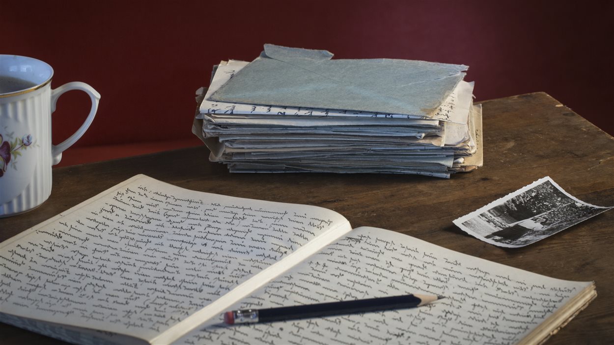 Cahier, tasse et vieilles lettres.