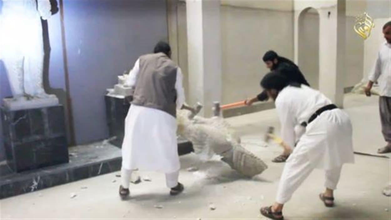 Des djihadistes du groupe armé État islamique détruisent des artéfacts du musée de Mossoul, en Irak.