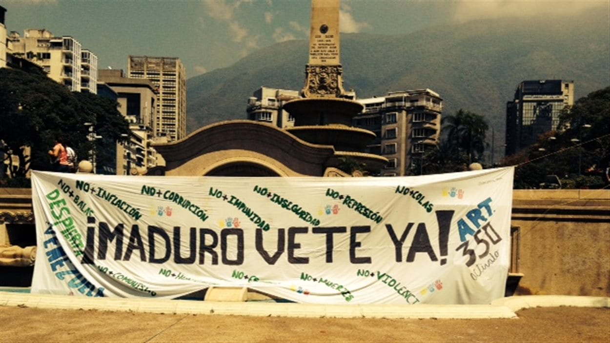 Place Altamira, Caracas, Venezuela, lieu de rencontre des manifestants contre le régime Maduro. Sur la banderolle : «Casse-toi Maduro».