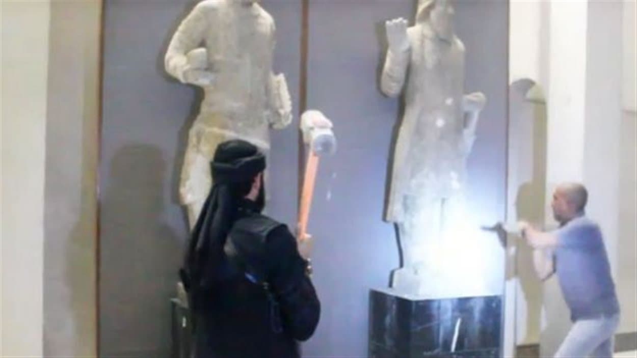Des djihadistes du groupe armé État islamique détruisent des artéfacts du musée de Mossoul, en Irak.