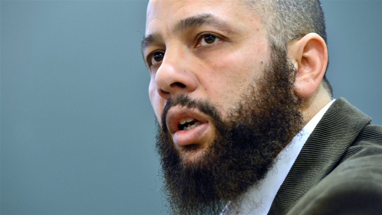 Adil Charkaoui rencontre la presse à Montréal.