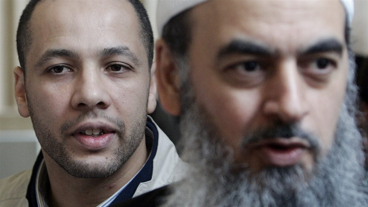 Adil Charkaoui, à gauche, et Salam Elmenyawi du Conseil musulman de Montréal, à la Cour suprême du Canada le 13 juin 2006