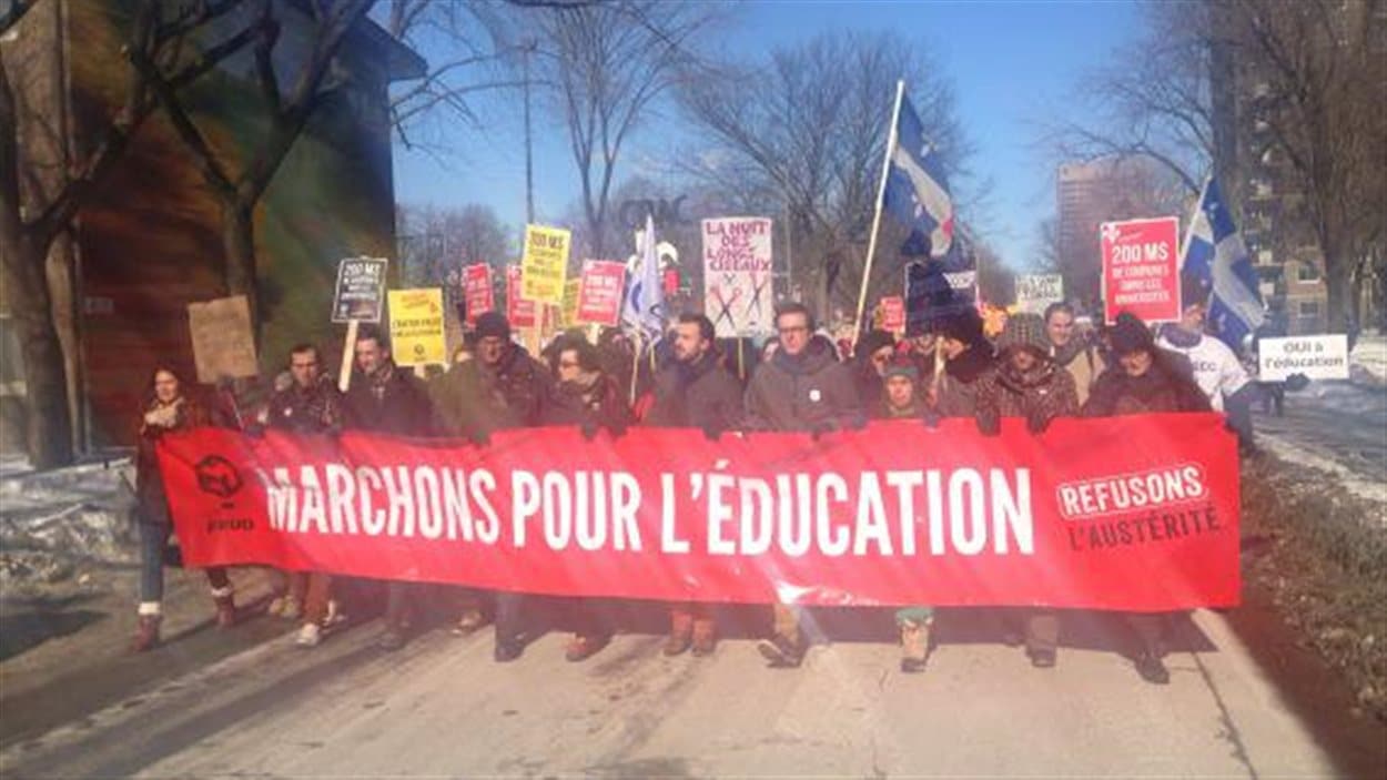 Manifestation contre les compressions en éducation.