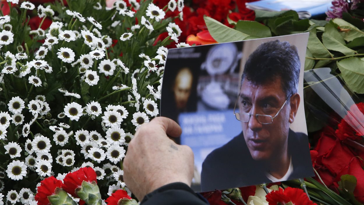 Des centaines de Russes ont déposé des fleurs à l'endroit où a été tué Boris Nemtsov samedi, à Moscou.