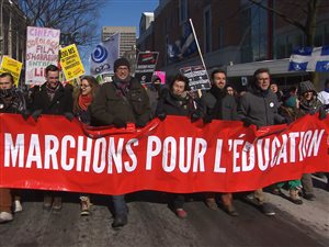 Les manifestants ont marché du parc Émilie-Gamelin jusqu'aux bureaux montréalais du premier ministre du Québec, le 28 février 2015.