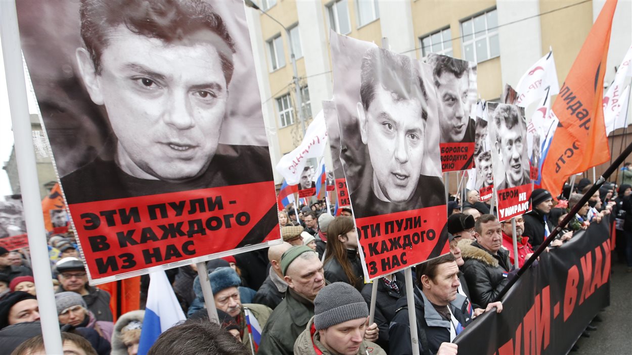 Des milliers de personnes sont rassemblées à Moscou afin de rendre hommage à Boris Nemtsov.