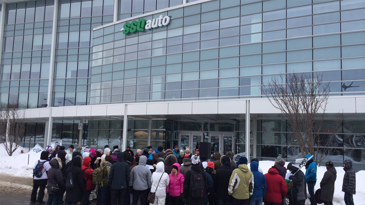 Des employés sont en grève devant les bureaux de SSQ Auto.